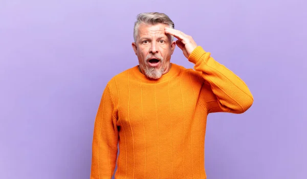 Anciano Hombre Mayor Mirando Feliz Asombrado Sorprendido Sonriendo Dándose Cuenta —  Fotos de Stock