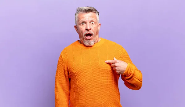 Anciano Hombre Mayor Mirando Sorprendido Sorprendido Con Boca Abierta Apuntando — Foto de Stock