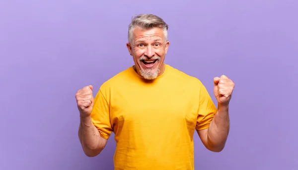 Idős Férfi Érzés Megdöbbent Izgatott Boldog Nevetés Ünneplő Siker Mondván — Stock Fotó