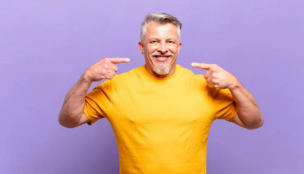 Anciano Hombre Mayor Sonriendo Con Confianza Apuntando Propia Sonrisa Amplia — Foto de Stock
