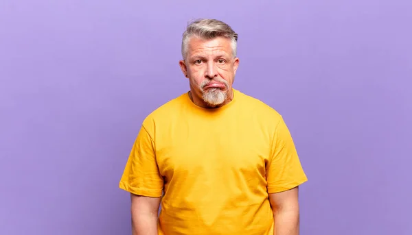Alter Älterer Mann Sieht Verwirrt Und Verwirrt Aus Beißt Mit — Stockfoto