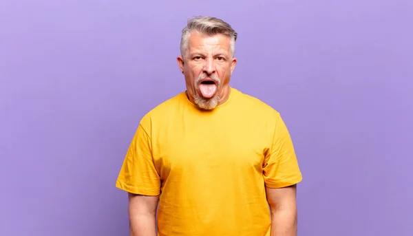 Alter Älterer Mann Angewidert Und Irritiert Streckt Die Zunge Heraus — Stockfoto