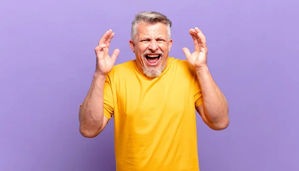 Oude Senior Man Schreeuwen Met Handen Omhoog Lucht Zich Woedend — Stockfoto