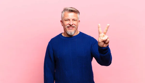 Velho Homem Sênior Sorrindo Olhando Amigável Mostrando Número Dois Segundo — Fotografia de Stock