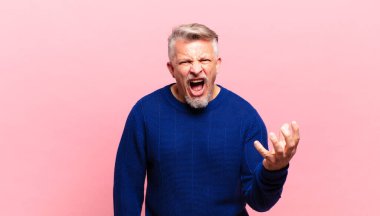 Yaşlı kıdemli adam sinirli, sinirli ve sinirli görünüyor. Senin neyin var?