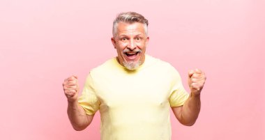 Yaşlı bunak şokta, heyecanlı ve mutlu, gülüyor ve başarıyı kutluyor.!