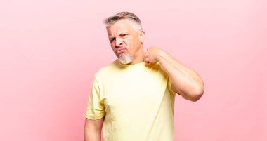 Yaşlı bunak kendini stresli, endişeli, yorgun ve hayal kırıklığına uğramış hissediyor.