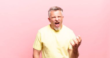 Yaşlı kıdemli adam sinirli, sinirli ve sinirli görünüyor. Senin neyin var?