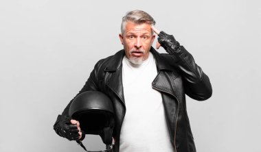 Son sınıf motosiklet sürücüsü şaşırmış, ağzı açık, şok olmuş, yeni bir düşünce, fikir ya da konsept keşfediyor.