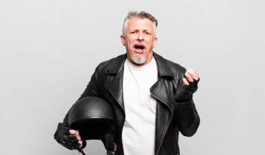 Son sınıf motosikletçi umutsuz ve sinirli görünüyor, stresli, mutsuz ve sinirli, bağırıyor ve çığlık atıyor.