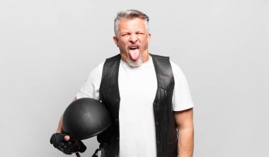 Neşeli, kaygısız, asi tavırlı, şakacı, dilsiz, eğlenen yaşlı motosiklet sürücüsü.