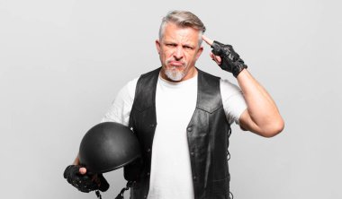 Son sınıf motosiklet sürücüsü kafası karışık ve şaşkın hissediyor. Deli, deli ya da aklını kaçırmış olduğunu gösteriyor.