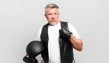 Son sınıf motosiklet sürücüsü kibirli, başarılı, pozitif ve gururlu görünüyor.