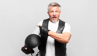 Son sınıf motosiklet sürücüsü heyecanlı ve şaşırmış görünüyor.