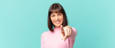 Tatmin olmuş, kendine güvenen, dostça gülümseyen ve seni seçen güzel bir kadın.