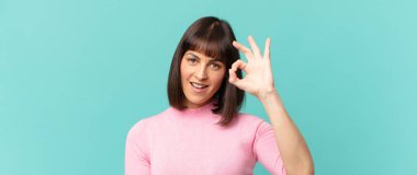 Güzel bir kadın kendini mutlu, rahat ve tatmin olmuş hisseder. Onayını iyi bir hareketle gösterir.