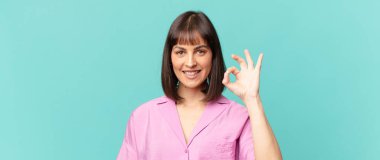 Güzel bir kadın kendini mutlu, rahat ve tatmin olmuş hisseder. Onayını iyi bir hareketle gösterir.