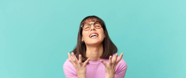 Güzel bir kadın umutsuz ve hayal kırıklığına uğramış, stresli, mutsuz ve sinirli, bağırıyor ve çığlık atıyor.