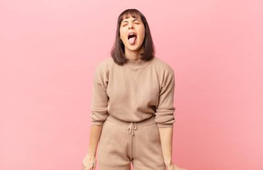 Neşeli, kaygısız, asi tavırlı, şakacı ve dilsiz, eğlenen güzel bir kadın.