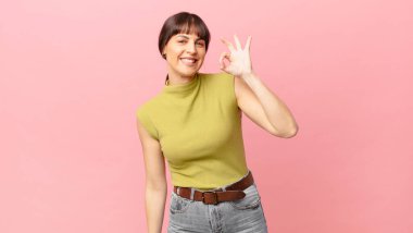 Güzel bir kadın kendini mutlu, rahat ve tatmin olmuş hisseder. Onayını iyi bir hareketle gösterir.