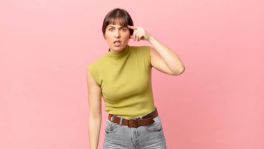 Güzel bir kadın şaşırmış, ağzı açık, şok olmuş, yeni bir düşünce, fikir ya da konsept keşfediyor.