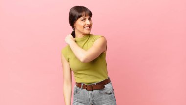 Güzel bir kadın mutlu, pozitif ve başarılı hisseder, bir meydan okumayla karşılaştığında motive olur ya da iyi sonuçları kutlar.