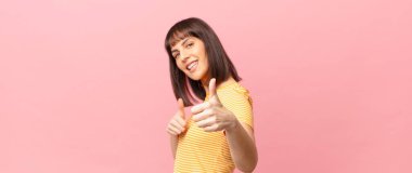 Güzel bir kadın gururlu, tasasız, kendinden emin ve mutlu, olumlu gülümsüyor.