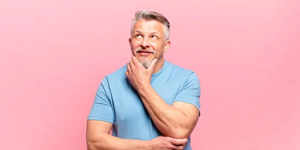 Old Senior Man Smiling Happily Daydreaming Doubting Looking Side — Stock Photo, Image