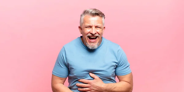 Alter Älterer Mann Lacht Laut Über Irgendeinen Urkomischen Witz Fühlt — Stockfoto