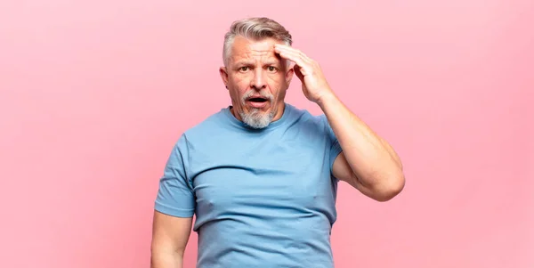 Anciano Hombre Mayor Mirando Feliz Asombrado Sorprendido Sonriendo Dándose Cuenta —  Fotos de Stock