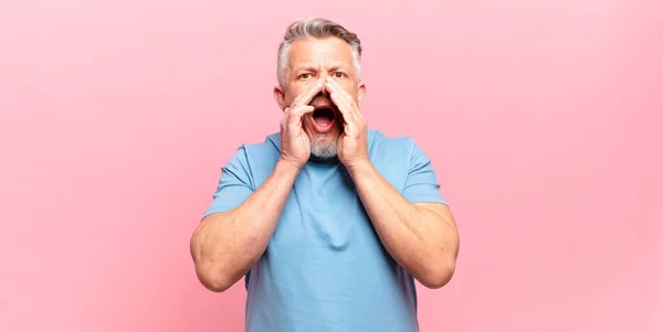 Oude Senior Man Voelt Zich Gelukkig Opgewonden Positief Het Geven — Stockfoto