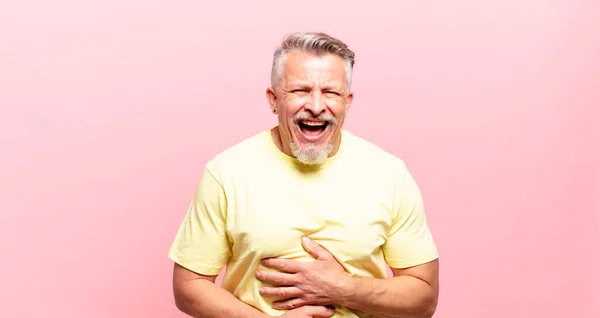 Oude Senior Man Lachen Hardop Een Hilarische Grap Zich Gelukkig — Stockfoto