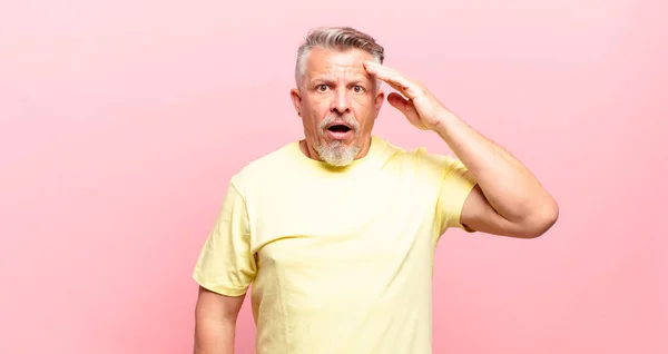 Anciano Hombre Mayor Mirando Feliz Asombrado Sorprendido Sonriendo Dándose Cuenta — Foto de Stock