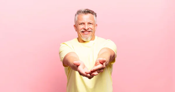 Old Senior Man Smiling Happily Friendly Confident Positive Look Offering — Foto Stock