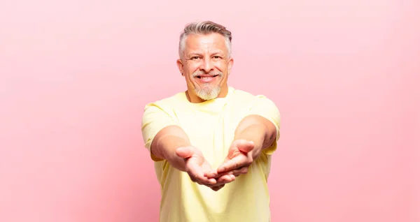 Old Senior Man Smiling Happily Friendly Confident Positive Look Offering — Φωτογραφία Αρχείου