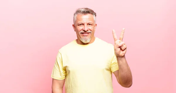 Velho Homem Sênior Sorrindo Olhando Amigável Mostrando Número Dois Segundo — Fotografia de Stock