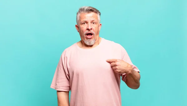 Anciano Hombre Mayor Mirando Sorprendido Sorprendido Con Boca Abierta Apuntando — Foto de Stock