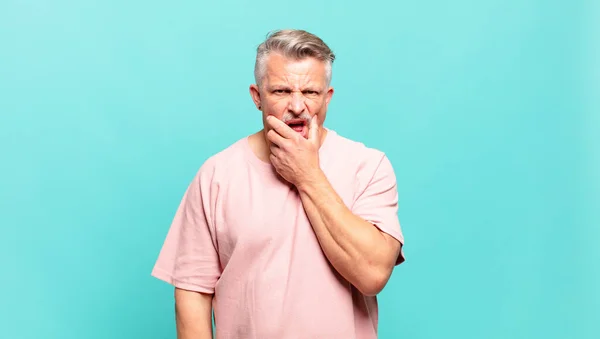 Vieil Homme Âgé Avec Bouche Les Yeux Grands Ouverts Main — Photo