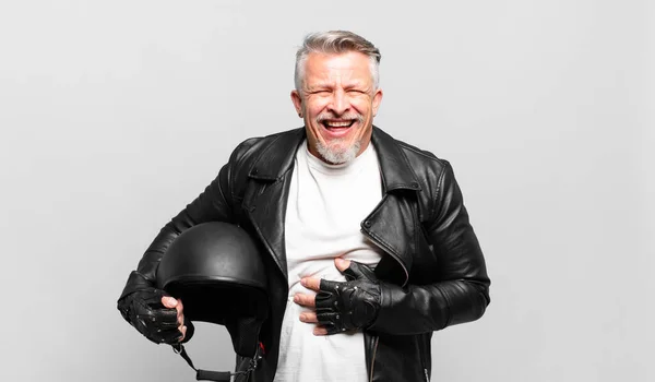 Senior Motorkář Hlasitě Zasměje Nějakému Vtipu Cítí Šťastný Veselý Baví — Stock fotografie