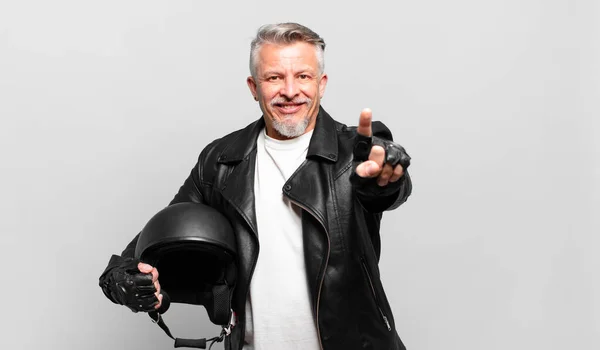 Senior Motorcykel Ryttare Ler Stolt Och Tryggt Gör Nummer Ett — Stockfoto