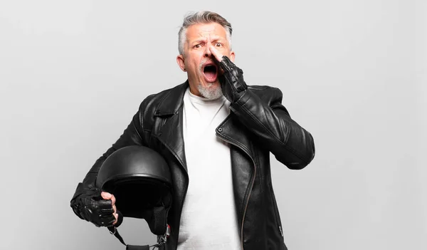 Senior Motorcykel Ryttare Känner Sig Glad Upphetsad Och Positiv Ger — Stockfoto