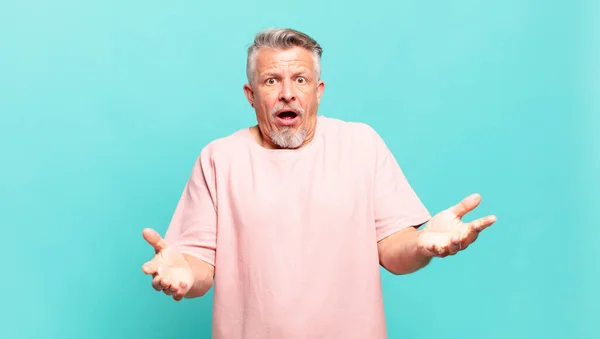Oude Senior Man Voelt Zich Zeer Geschokt Verrast Angstig Paniekerig — Stockfoto