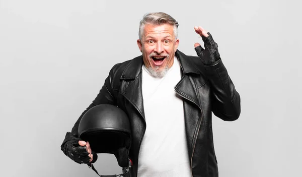 Mayor Motociclista Gritando Con Las Manos Alto Sintiéndose Furioso Frustrado —  Fotos de Stock