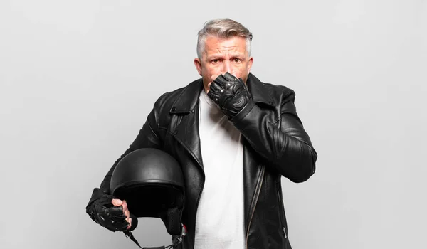 Starszy Motocyklista Zakrywający Usta Dłońmi Zszokowanym Zaskoczonym Wyrazem Twarzy Dotrzymującym — Zdjęcie stockowe