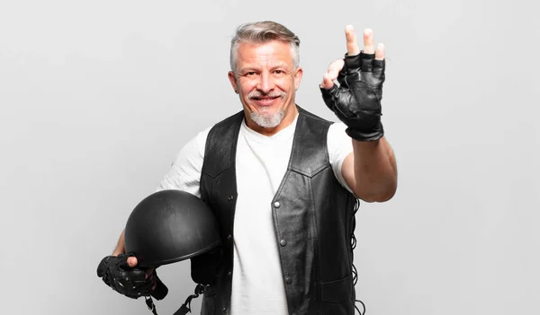 Senior Motorrad Fahrer Fühlt Sich Glücklich Entspannt Und Zufrieden Zeigt — Stockfoto