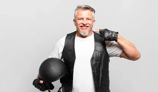 Senior Motorbike Rider Sonriendo Con Confianza Apuntando Propia Amplia Sonrisa — Foto de Stock