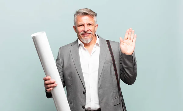 Arquitecto Mayor Sonriendo Feliz Alegremente Saludando Con Mano Dándote Bienvenida — Foto de Stock