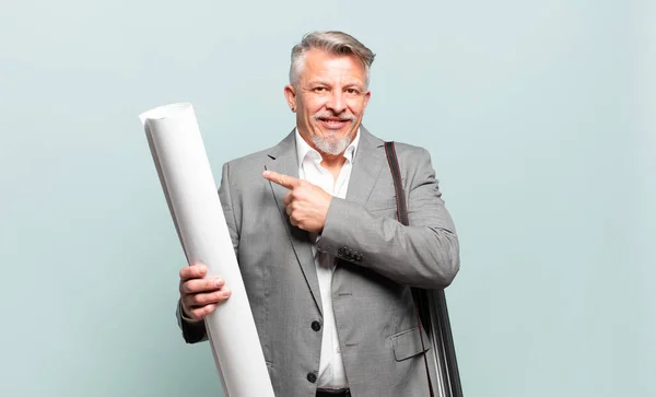 Arquitecto Senior Sonriendo Alegremente Sintiéndose Feliz Señalando Hacia Lado Hacia — Foto de Stock