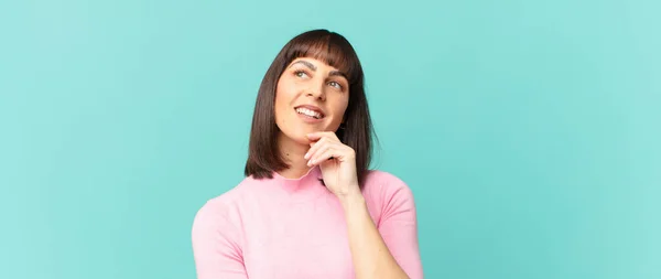 Mooie Vrouw Glimlachen Met Een Gelukkige Zelfverzekerde Uitdrukking Met Hand — Stockfoto