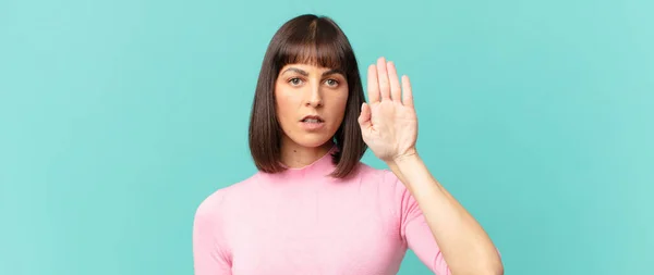 Mooie Vrouw Zoek Serieus Streng Ontevreden Boos Tonen Open Palm — Stockfoto